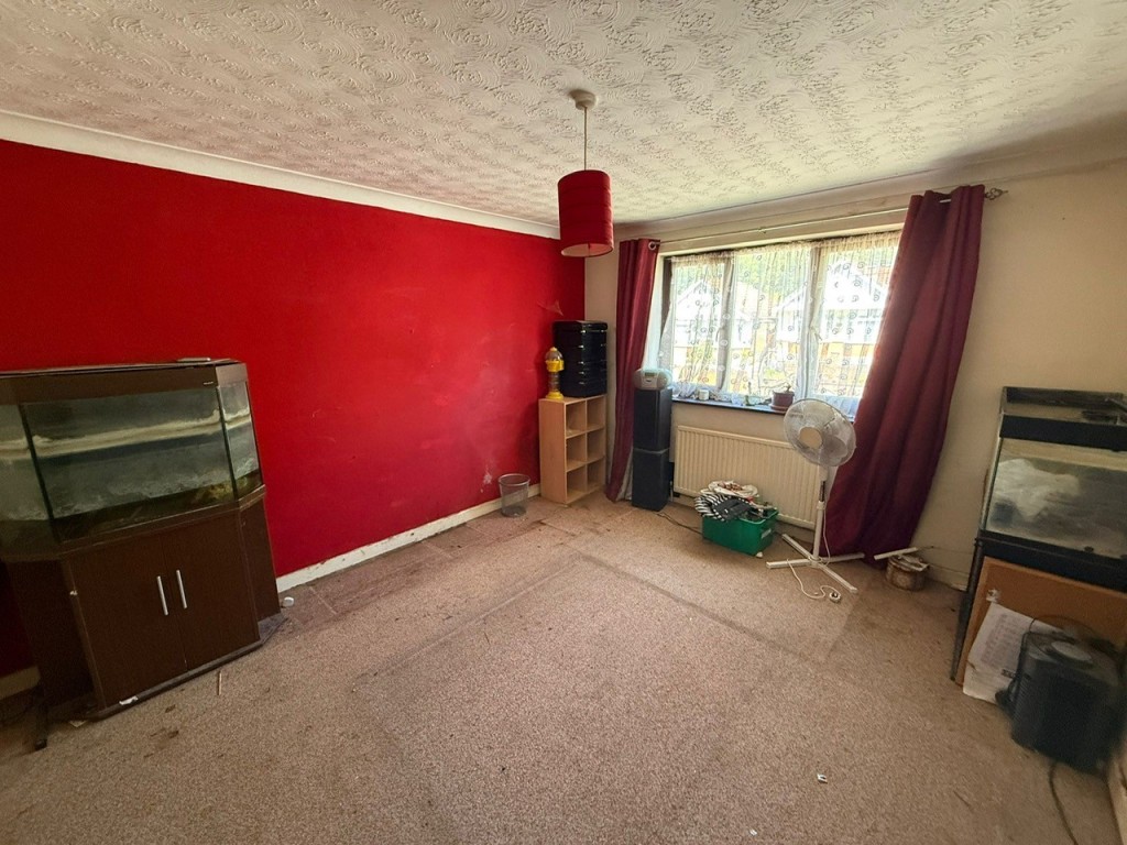 Lot: 48 - FORMER FUNERAL DIRECTORS WITH FLAT ABOVE AND LAND TO THE REAR - Bedroom of the upstairs flat